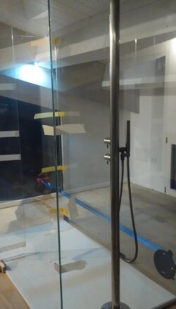 preparazione e installazione box doccia vetro